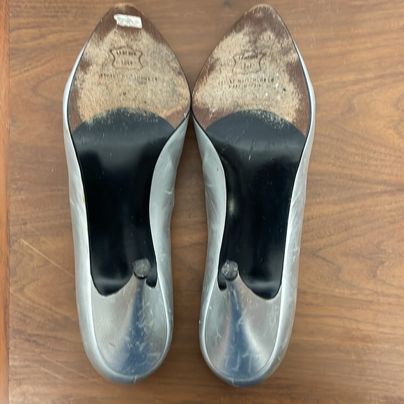 Vintage Stuart Weitzman classic silver leather pumps marked size 8.5 - Picture 7 of 9